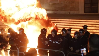 Photo of Shpërthimi i molotovëve nisi pas mbylljes së fjalimit të Berishës/ Çfarë ndodhi në protestën përpara Kryeministrisë, dy efektivë të lënduar, qytetari merr flakë