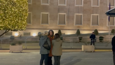 Photo of Vajza e Berishës, Argita Malltezi në krah të protestuesve demokratë para kryeministrisë