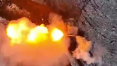Photo of Ukrainasit shkatërrojnë konvojin rus të tankeve dhe autoblindave që tentonte t’i surprizonte në mjegull