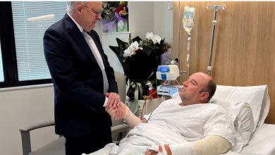 Photo of “Është një hero i vërtetë”, Albanese i shkon për vizitë në spital burrit që e çarmatosi sulmuesin në Bondi