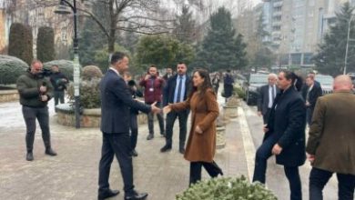 Photo of Vjosa Osmani i shkon në zyre ish-bashkëpartiakut: Uron Pecin për postin e kryetarit të Mitrovicës së Jugut, ky e pret me lule