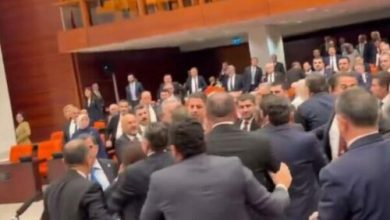 Photo of Kërset grushti në parlamentin turk: Përleshje midis deputetëve të Erdoganit dhe anëtarëve të opozitës