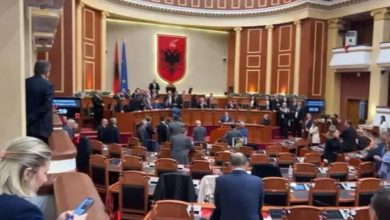 Photo of Përplasje të forta në Kuvendin e Shqipërisë, deputetët e opozitës zënë vendet e ministrave (VIDEO)