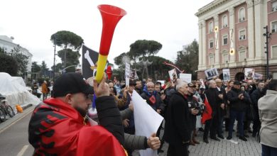 Photo of FOTOT/ “Turp, turp”, nuk u lejohen çadrat, përplasje mes protestuesve të “Shqipëria Bëhet” dhe policisë. Një qytetar rrëzohet në tokë