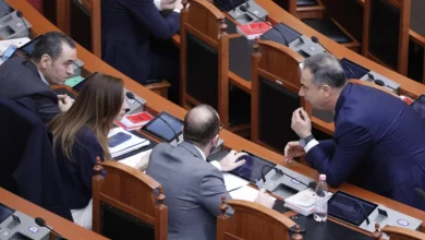 Photo of FOTOT/ Mungesa e Sali Berishës në Kuvend, ja kush e merr në dorë drejtimin e opozitës, çfarë nuk u pa nga seanca