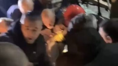 Photo of Pamje: Momenti kur qytetarët e nxjerrin nga vetura shoferin që mbeti i ngujuar pas shenbjes së murit në Han të Elezit