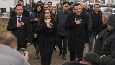 Photo of Osmani, Basha e Kurti bëjnë homazhe te varret e Jusuf e Bardhosh Gërvallës në 44-vjetorin e vrasjes së tyre