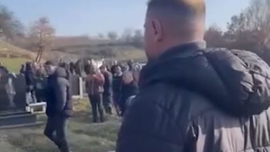 Photo of PAMJE| Labi i mërzitur, merr pjesë në varrimin e gjyshit të tij (VIDEO)