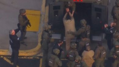 Photo of Pamjet dramatike të transferimit të Maduros drejt gjykatës (VIDEO)