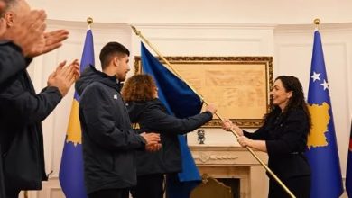 Photo of Osmani ia dorëzon flamurin e Kosovës skiatorëve Kryeziu e Kokaj: E lartësofshi në Lojërat Olimpike