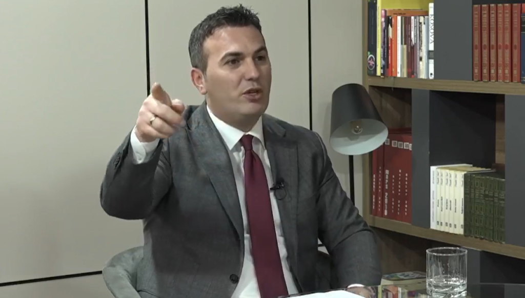 Arbër Ademi  Palo   Ministri Shasivari barazon viktimën   agresorin
