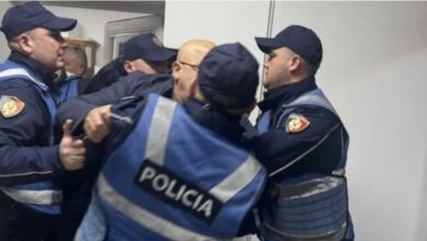 Photo of Tensionet në Shqipëri nuk ndalen, protestuesit futen brenda objektit të policisë