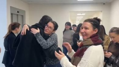 Photo of U shkarkua pse mbështeti punonjësit e Kadastrës Vlorë për peticionin, ish-nëndrejtori përcillet me brohoritje, lot dhe përqafime nga vartësit (VIDEO+FOTO)