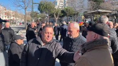 Photo of Tregtarët e Vlorës në protestë para vizitës së Ramës: Vendimi i Bashkisë rrezikon punën tonë, po na dëmtoni ekonominë