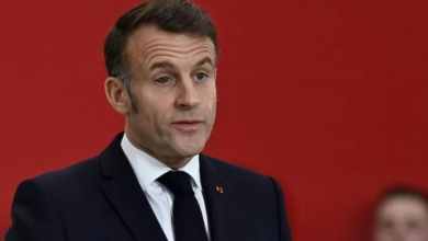 Photo of Macron doli para ushtrisë me syrin e ënjtur dhe të skuqur