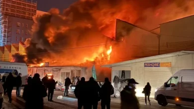 Photo of Zjarr masiv në tregun e rrobave të përdorura në Tiranë (VIDEO)