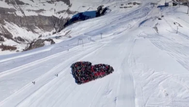 Photo of 1,000 skiatorë nderojnë viktimat e Crans-Montanas, formojnë një zemër të madhe në mes të dëborës