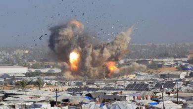 Photo of Izraeli godet një ndërtesë banimi në Khan Younis, re të dendura tymi shihen mbi Gaza