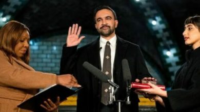 Photo of Zohran Mamdani betohet si kryetar i Nju Jorkut me dorën mbi Kuran në një stacion të braktisur metroje