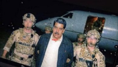 Photo of Dalin pamjet e para, maduro me duar të lidhura i shoqëruar nga forcat amerikane
