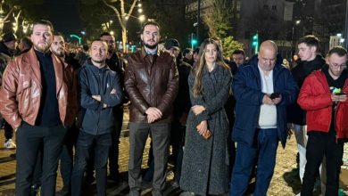 Photo of FOTO+VIDEO- Ervin Salianji i bashkohet protestës së opozitës para kryeministrisë, ja kush e shoqëron