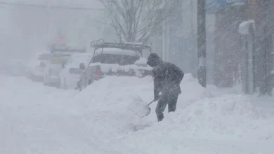 Photo of Të paktën shtatë të vdekur dhe 800,000 banorë pa energji elektrike, ndërsa stuhia e madhe dimërore godet SHBA-në