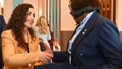 Photo of Presidentja Osmani takon në Dubai kryeministren e Mozambikut, Maria Benvinda Levy