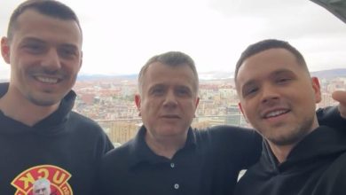 Photo of Endrit Thaçi në kërkim të drejtësisë për babanë e tij