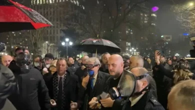 Photo of Video/ I mbuluar me maskë kundra-gaz, Berisha ndjek nga afër përplasjet me policinë përpara Kuvendit