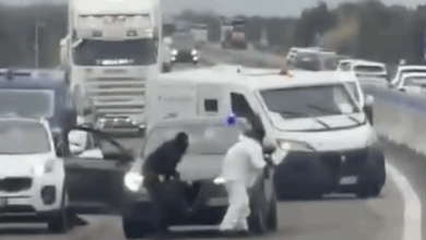 Photo of Këso grabitje s’keni parë as në filma, në pikë të ditës “hidhet në erë” furgoni i blinduar (VIDEO)
