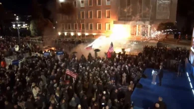 Photo of Berisha mbaron fjalimin e tij, nis hedhja e molotovëve dhe fishekzjarrëve drejt Kryeministrisë