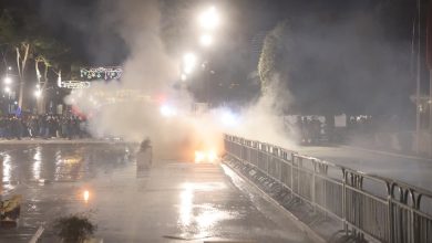 Photo of Live/ PD protestë para Kryeministrisë, protestuesit qëllojnë me molotovë dhe fishekzjarre. Policia përgjigjet me ujë
