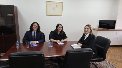 Photo of Deputetja Ajdari takon përfaqësuesit e OSCE, z Sebastian Baumann dhe znj. Besa Imeri