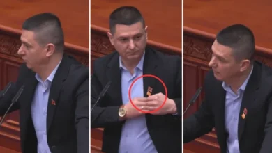 Photo of “Ma ka dhënë kryeministri i Shqipërisë, kur të ma jepni ju do ta mbaj”, Mickoski i dhuron flamurin e Maqedonisë deputetit Riad Shaqiri