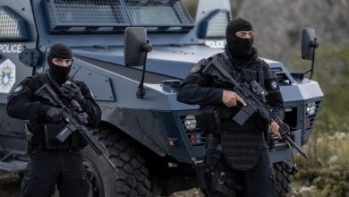 Photo of Bastisje në Leposaviq, gjenden armë, pjesë të uniformave dhe 7 flamuj të Serbisë