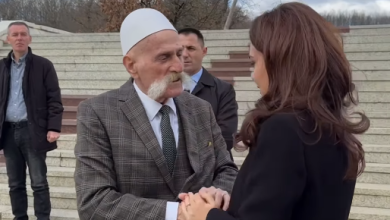 Photo of Spiropali e emocionuar, pritet nga Baca Rifat në kullën e Jasharëve (VIDEO)