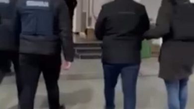 Photo of Pamje nga momenti kur dorëzohet vet Artan Grubit në pikën kufitare në Bllacë