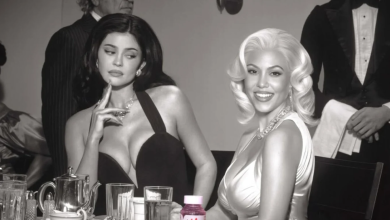 Photo of Kylie Jenner dhe Kourtney Kardashian rikrijojnë foton ikonike të Sophia Loren dhe Jayne Mansfield