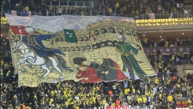 Photo of “Jeni fëmijë të turqve”, tifozët e Fenerbahces iu kujtojnë me baner Partizanit të Serbisë humbjen e parë në betejën e Kosovës