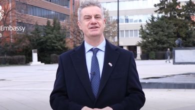 Photo of Ambasadori britanik uron Pavarësinë e Kosovës, përmend edhe Thaçin