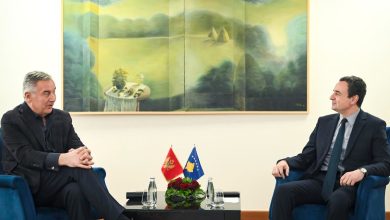 Photo of Kurti pret në takim Gjukanoviqin, ish-presidentin e Malit të Zi