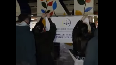 Photo of “Burgoset” NEWBORN-i, monumentit të pavarësisë i vendosen rrethojat e burgut të Gjykatës Speciale: Kosova e burgosur! (VIDEO)