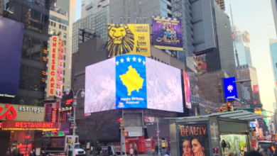 Photo of Ekranet gjigante në Times Square të Nju Jorkut shfaqin flamurin e Kosovës me rastin e 18-vjetorit të pavarësisë