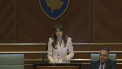 Photo of Albulena Haxhiu më në fund e zë karrigen e kryeparlamentarit
