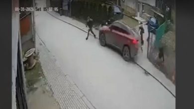 Photo of Momente dramatike kur makina e tipit BMW godet turmën e të rinjëve në Kodrën e Trimave në Prishtinë (VIDEO)