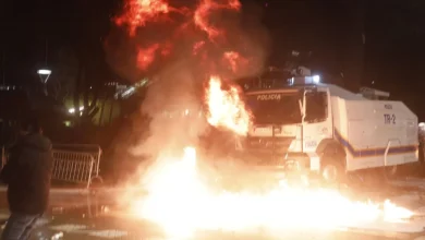 Photo of Fotot/ Autoboti i policisë me ujë përfshihet nga flakët, çfarë nuk u pa nga protesta e PD