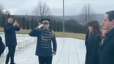 Photo of Krerët e shtetit bëjnë homazhe në Prekaz në 18 vjetorin e Pavarësisë