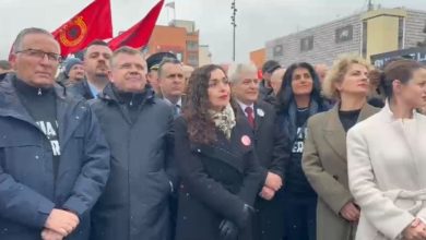Photo of “Liri për çlirimtarët e UÇK”/ Nis protesta në Prishtinë, qytetarët mbushin sheshin “Skënderbeu”, iu bashkohet edhe Presidentja Osmani