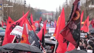 Photo of LIVE| “Liri për çlirimtarët” – Qytetarët mbushin sheshin “Skënderbeu”, kërkojnë drejtësi (VIDEO)