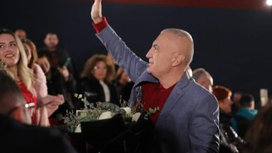 Photo of “Lavdi përjetë atyre që sakrifikuan për lirinë”- Meta uron nga qelia: Pavarësia e Kosovës, dëshmoi se është një faktor i rëndësishëm stabiliteti dhe paqeje në rajon